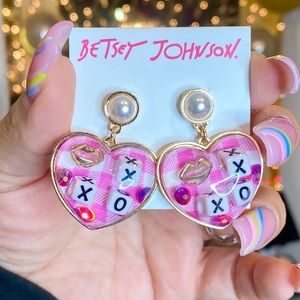 🦖❤️❤️❤️BETSEY JOHNSON VALENTINES HEART ❤️ EARRINGS